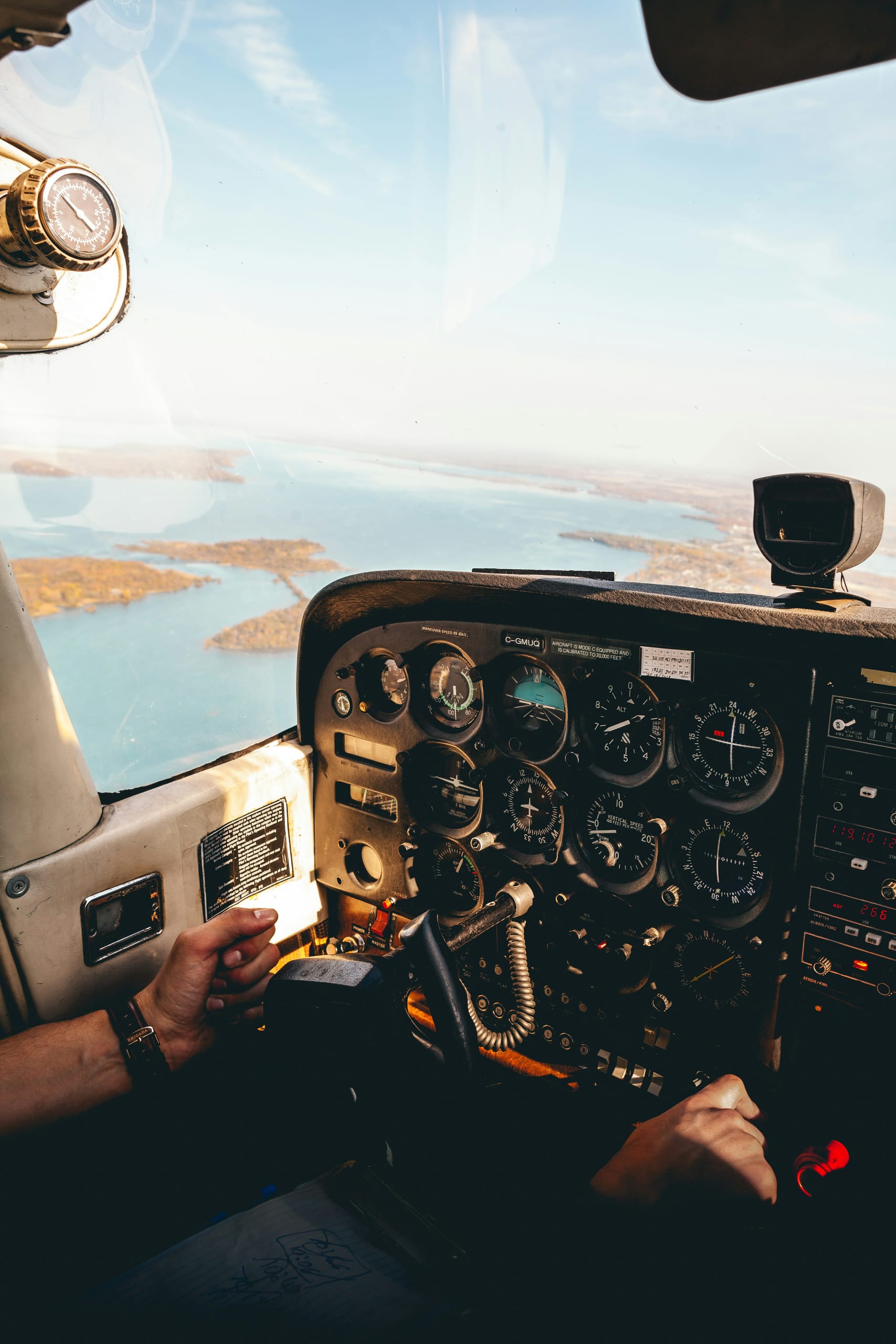 Pilota ai comandi di un volo panoramico sulla costa